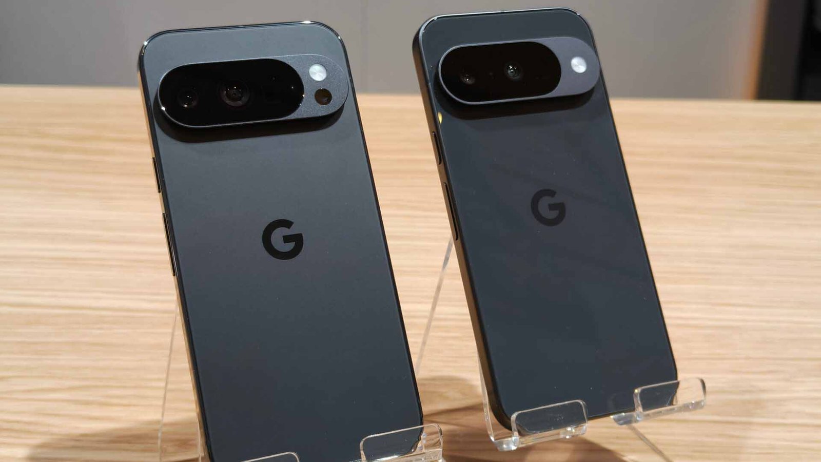Google Pixel 10 Pro XL vs Samsung Galaxy S25 Ultra : le duel des géants Android